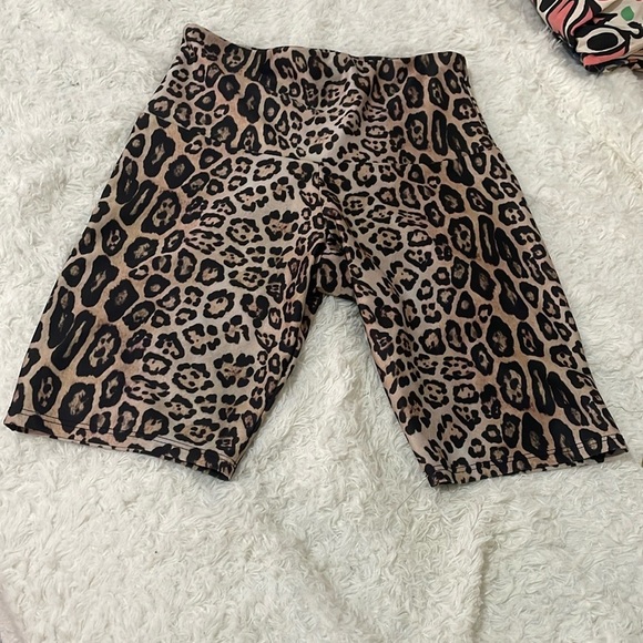 Onzie Leopard Print Biker Shorts leggings - Picture 2 of 10